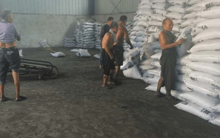 工人們把木質(zhì)<a href=http://www.6060dd.com/zzhxt/ target=_blank class=infotextkey>柱狀活性炭</a>裝袋，打包準(zhǔn)備發(fā)車(chē)