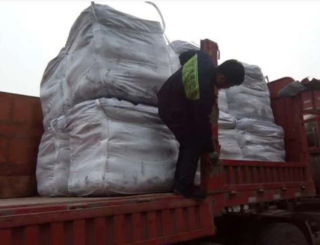 脫色活性炭裝車(chē)