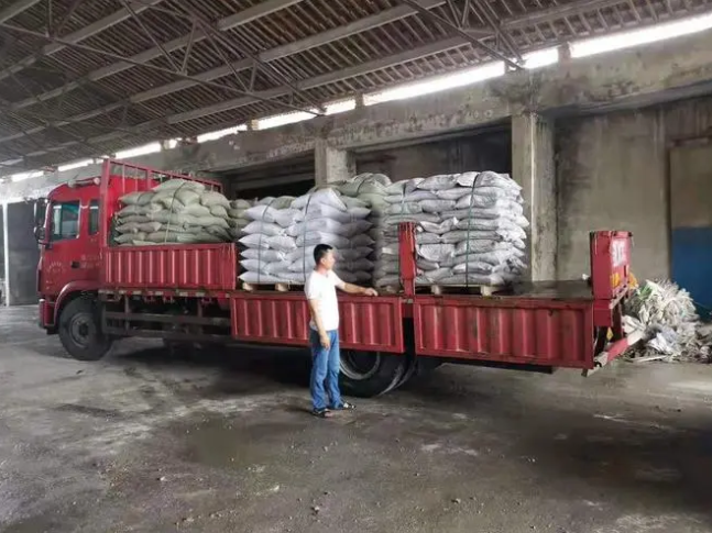 脫色活性炭裝車(chē)圖